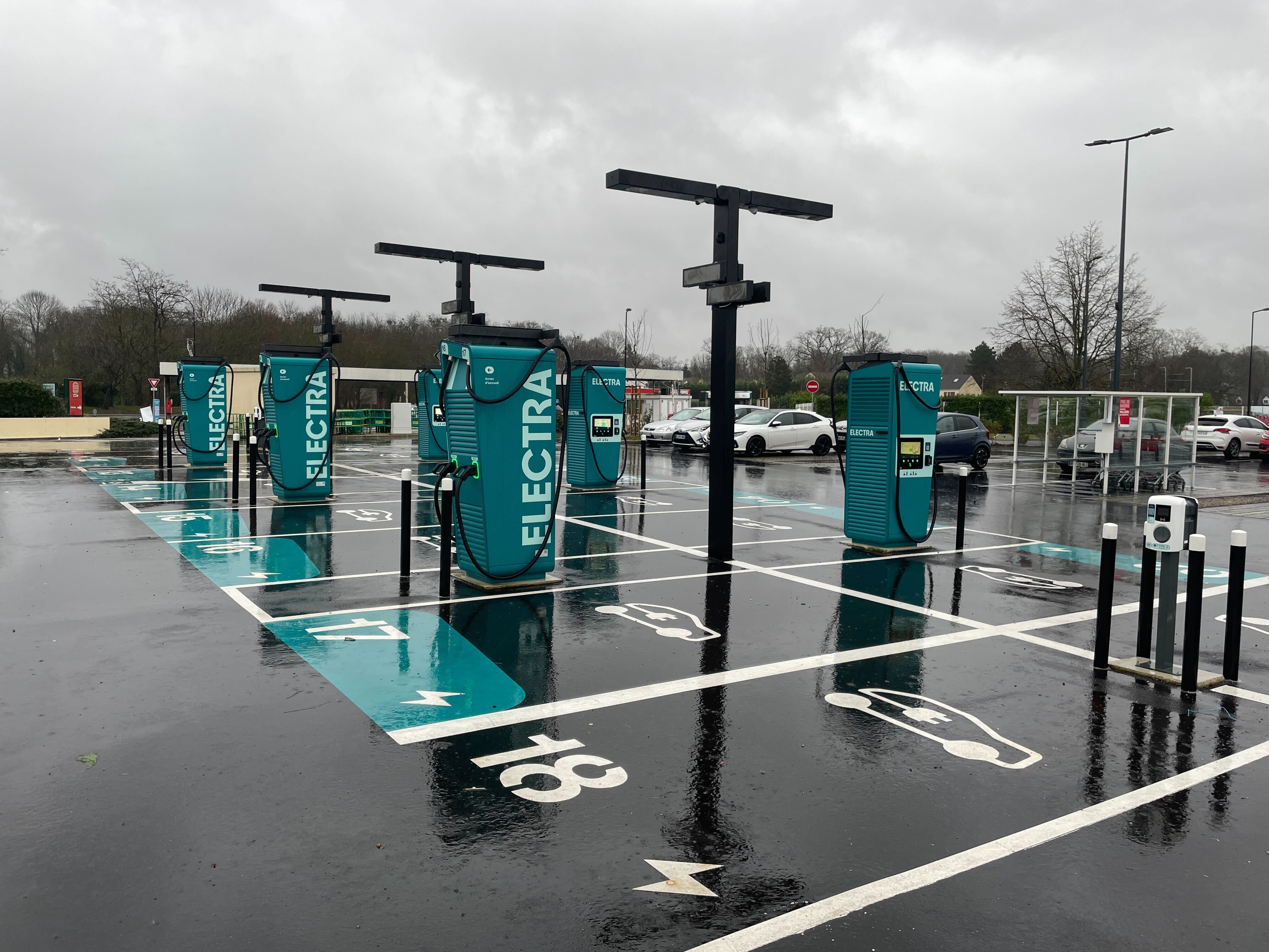 Foto 1 di Electra Charging Station