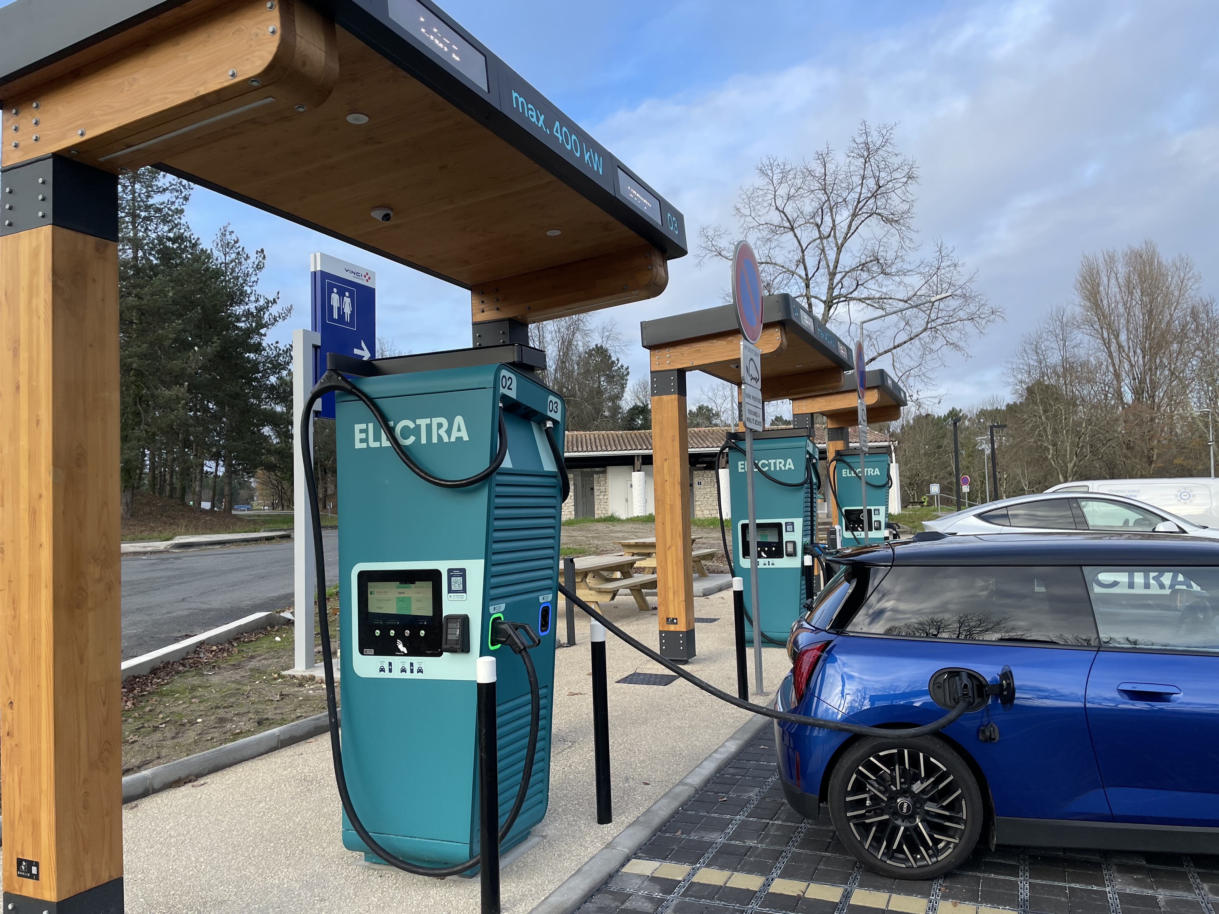 Foto 1 di Electra Charging Station