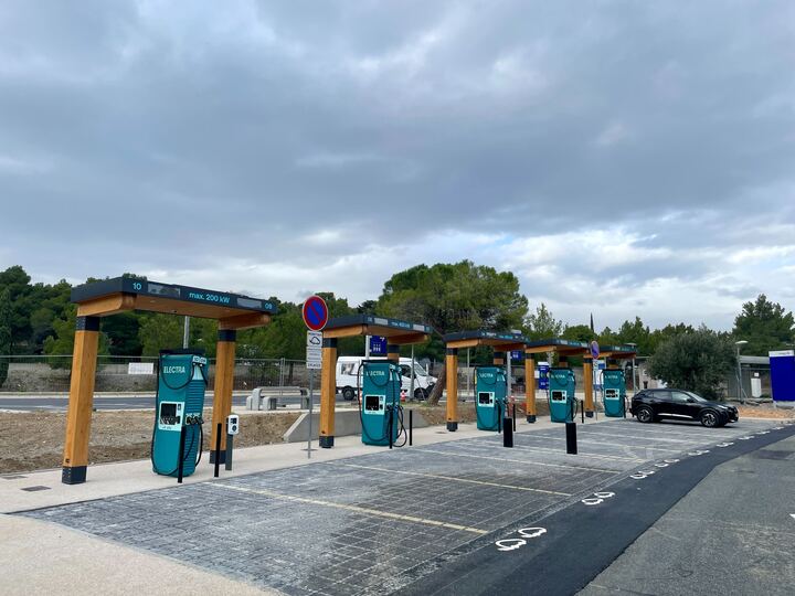 Foto 4 di Electra Charging Station