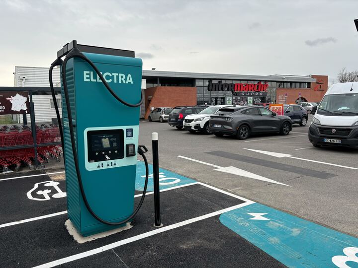 Foto 3 di Electra Charging Station