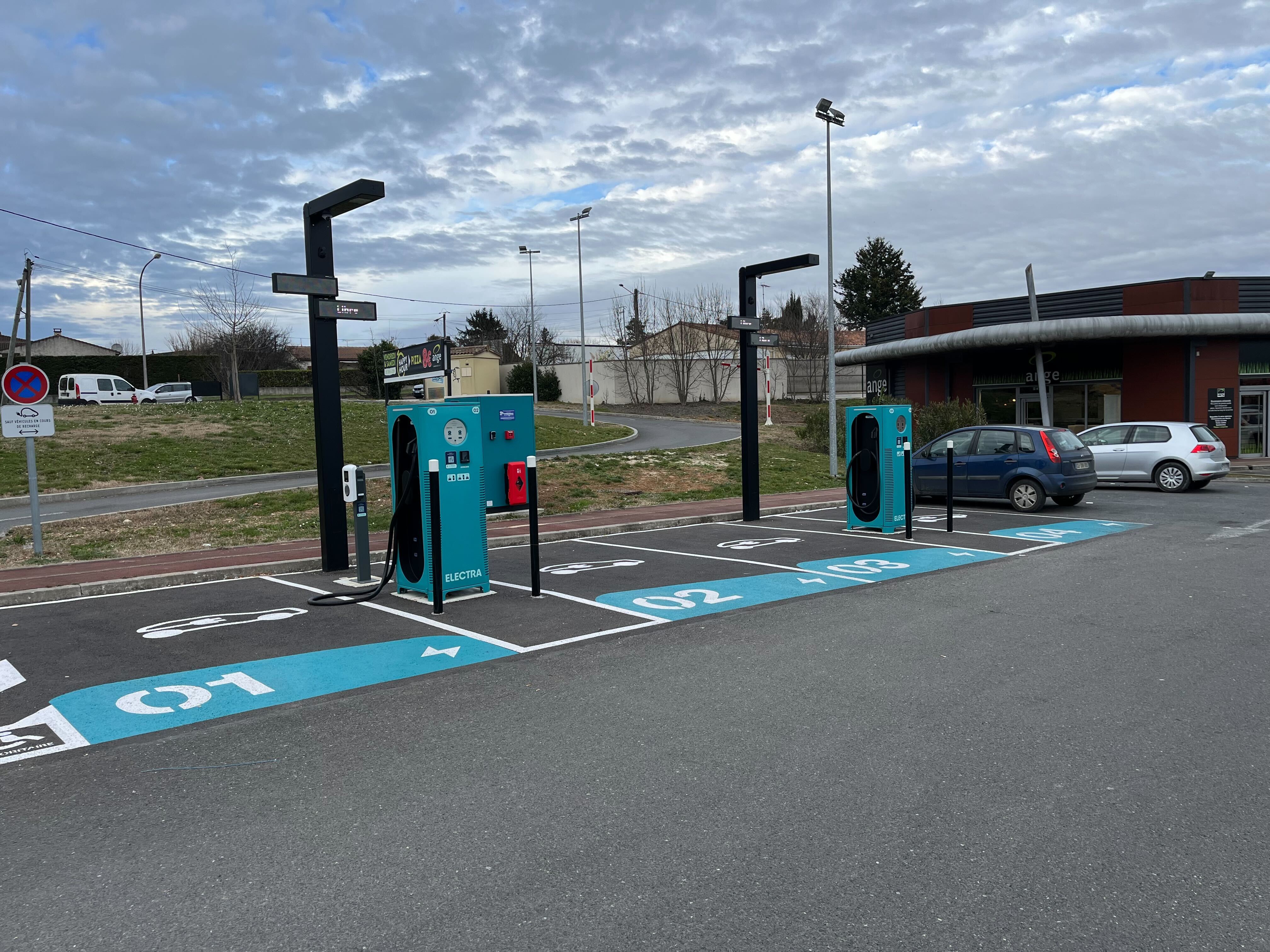Foto 1 di Electra Charging Station