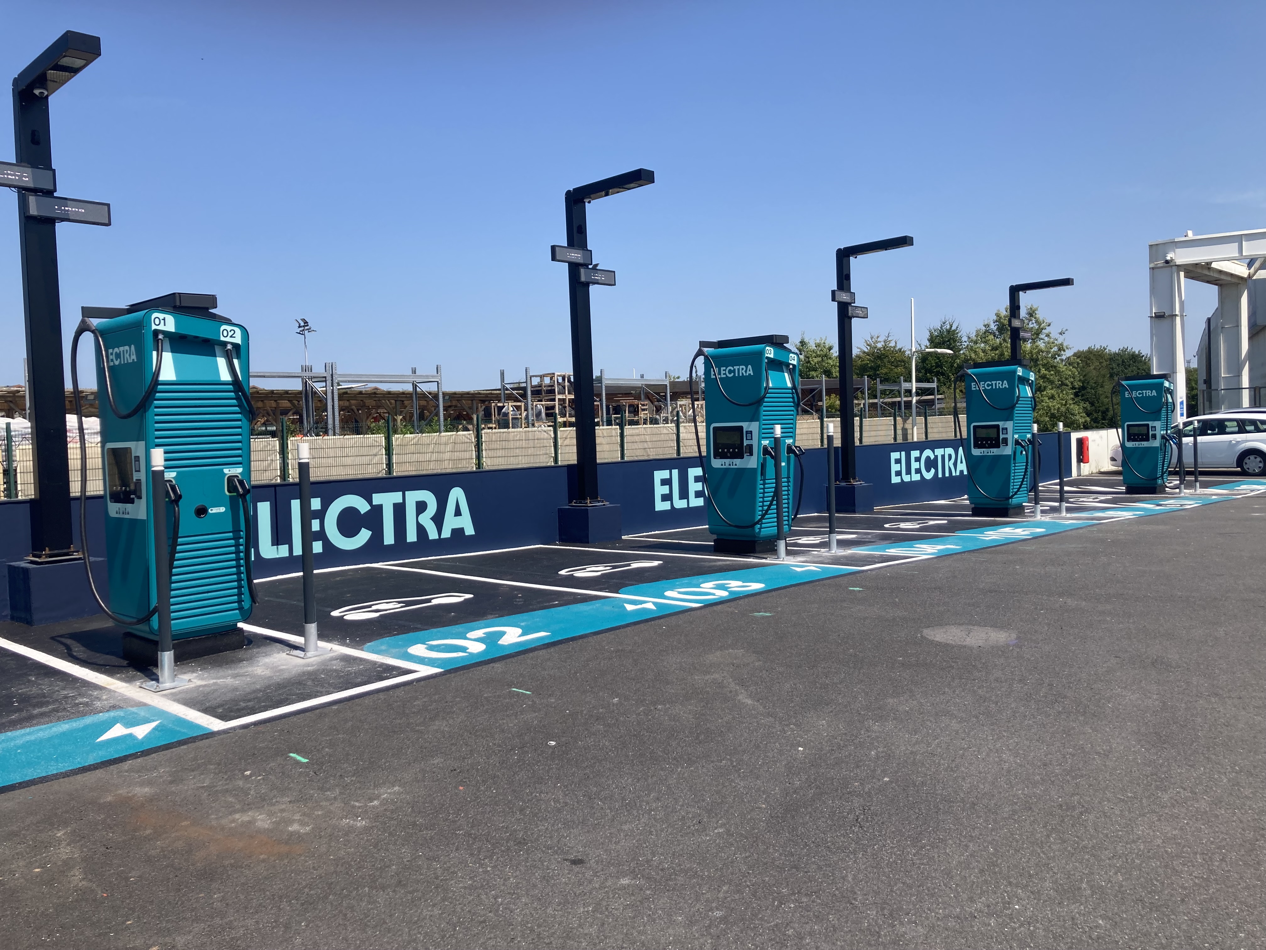 Foto 1 di Electra Charging Station