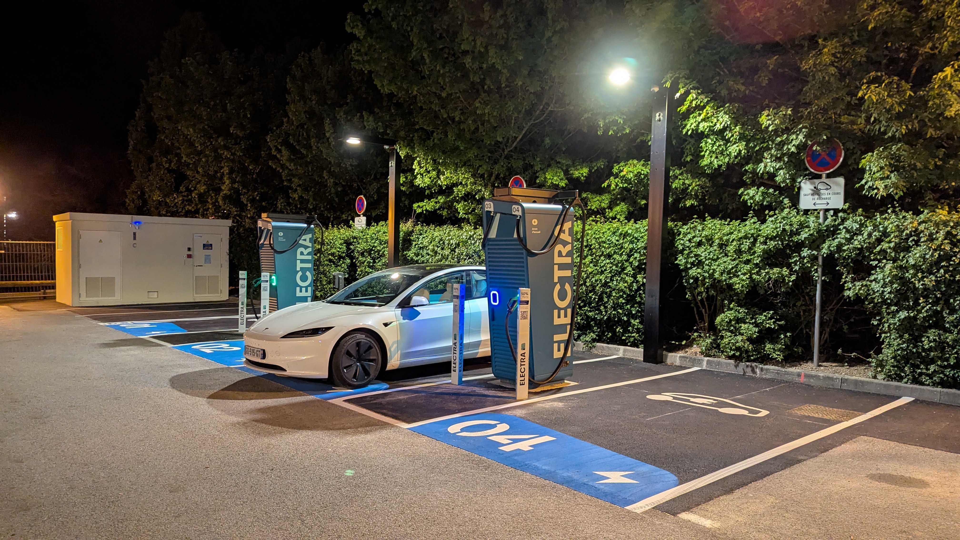 Foto 4 di Electra Charging Station