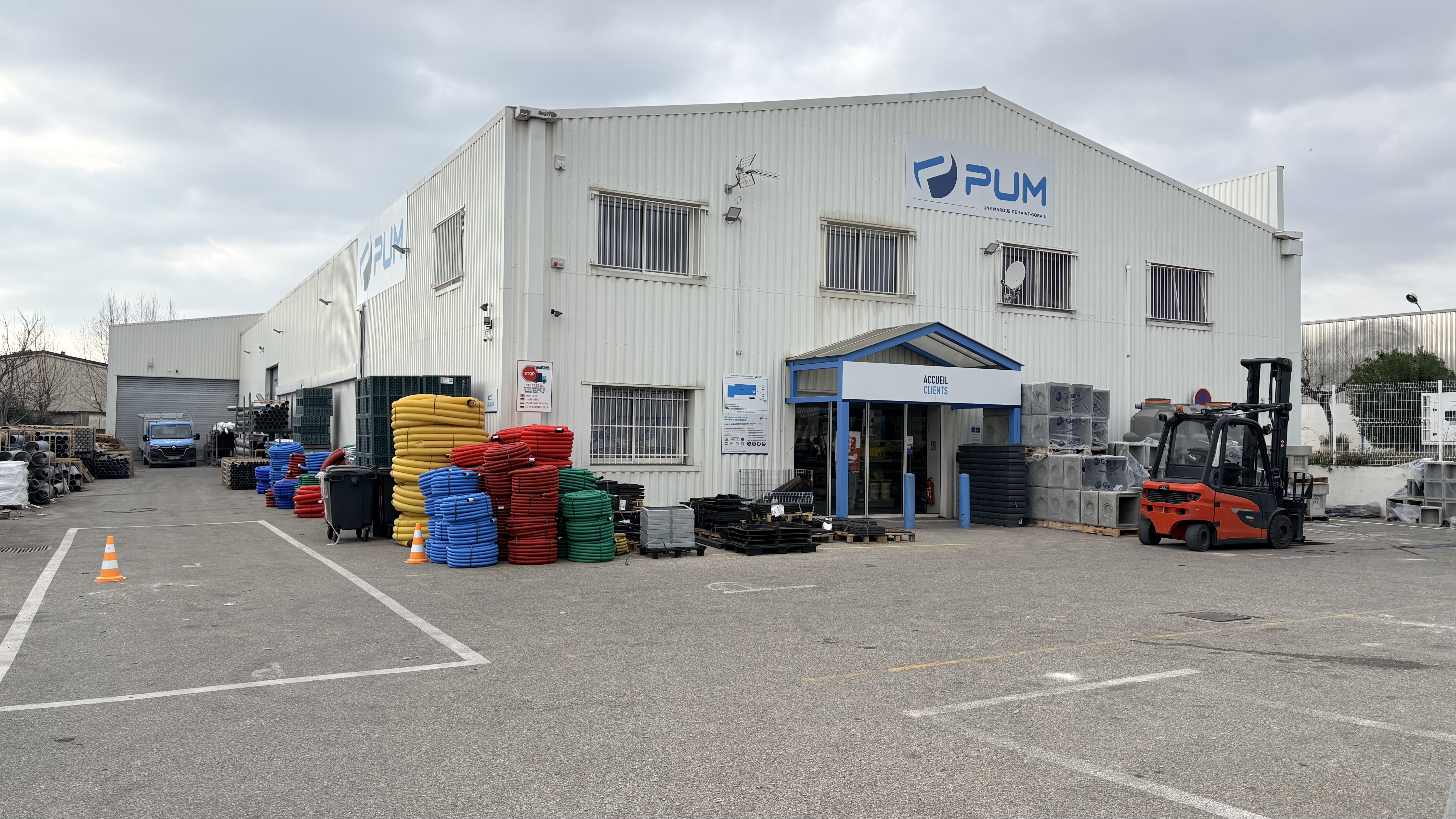 Foto 1 di PUM