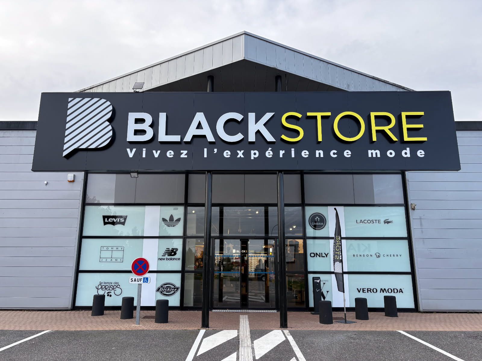 Foto 4 di BLACKSTORE ARCONNAY